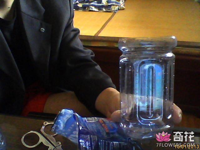 用饮料瓶自制水培养花容器图2