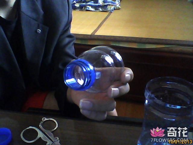 用饮料瓶自制水培养花容器图3